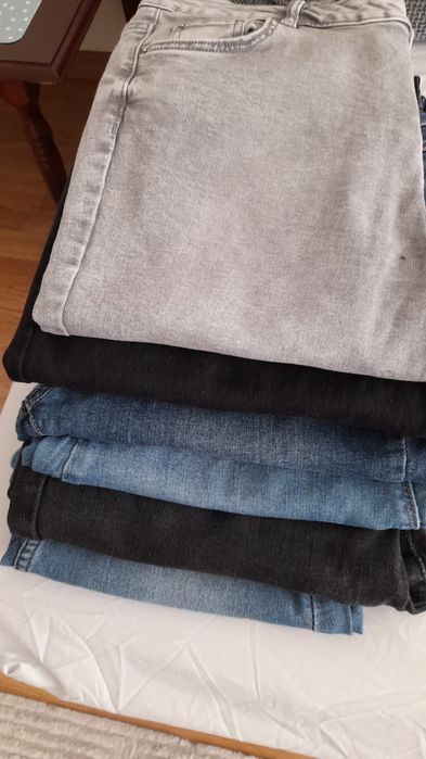 Vind blugi elastici de fete  și băieți. Stare bună.