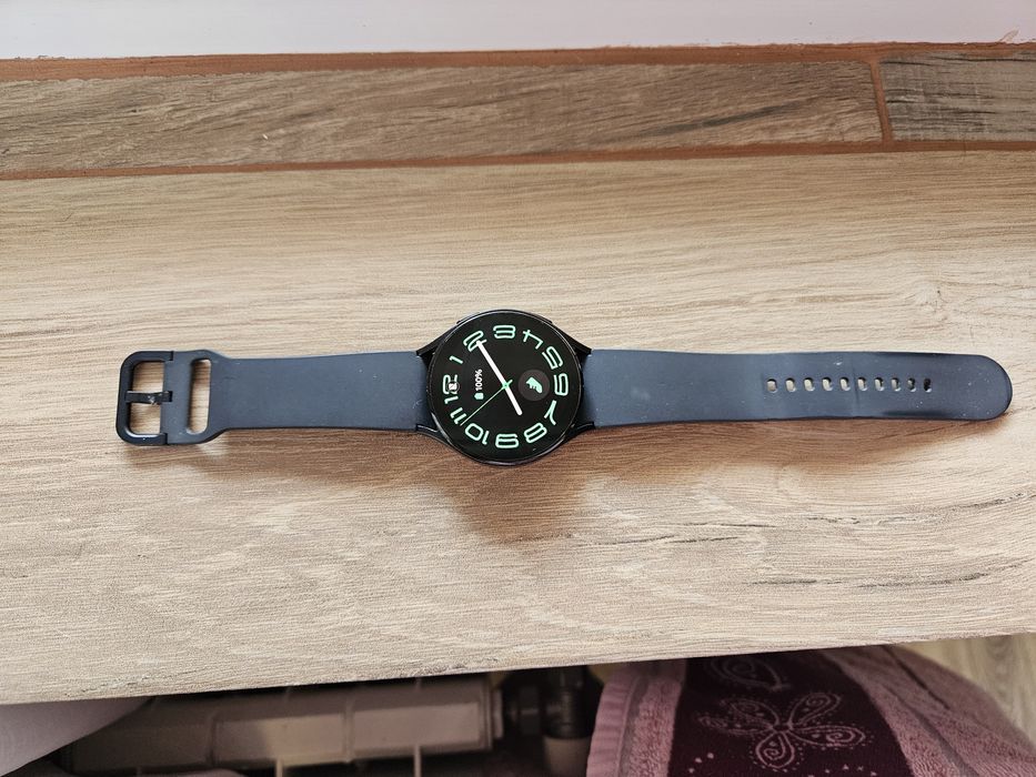 Продавам смарт часовник Samsung Watch 5, със 7 броя каишки Подарък