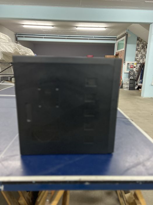 Компютър с монитор и клавиатура