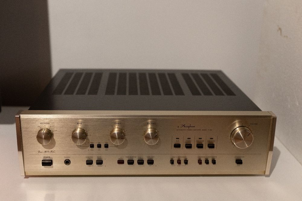 Accuphase E-204 – amplificator integrat vintage de referință