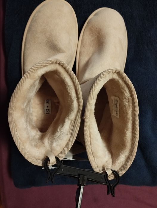 Vând sandale  mărimea 35 și cizme gen UGG 39