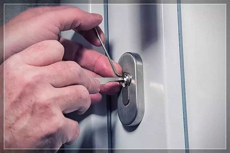 Вскрыть замок двери квартиры, гаража, сейфа. Замена, установка замков.