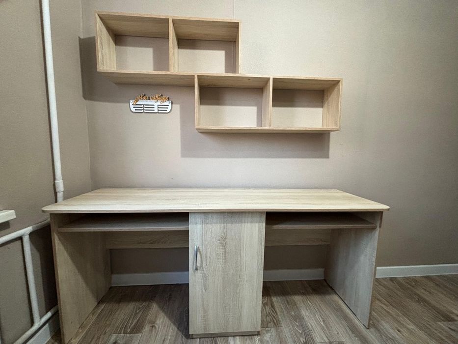 Продам комплект: стол+ полка навесная
Размеры: стол 180 с