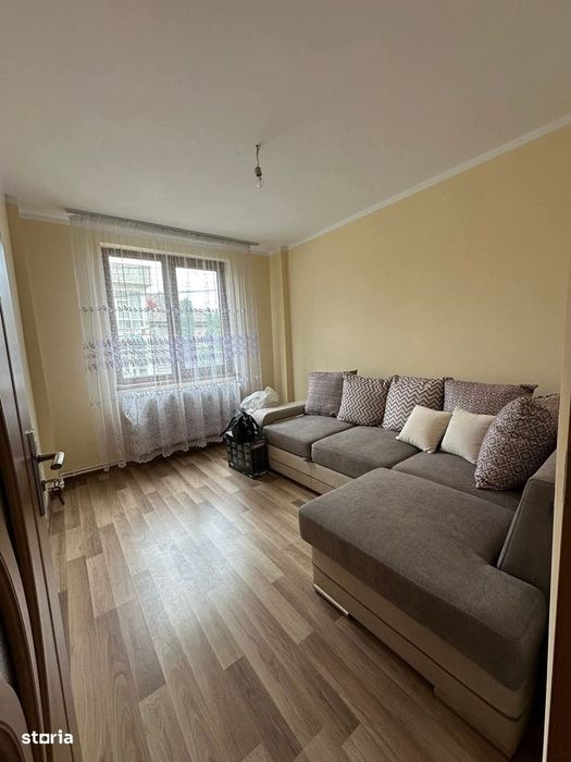 De vanzare 3 camere renovate complet, zona  Politiei, 76.000 euro