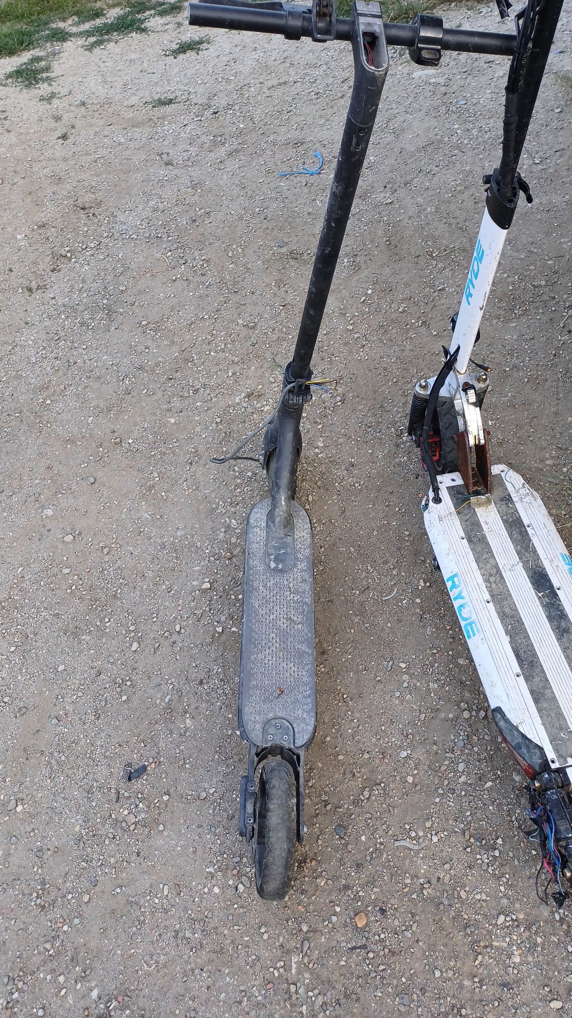 Vând trotinete electrice