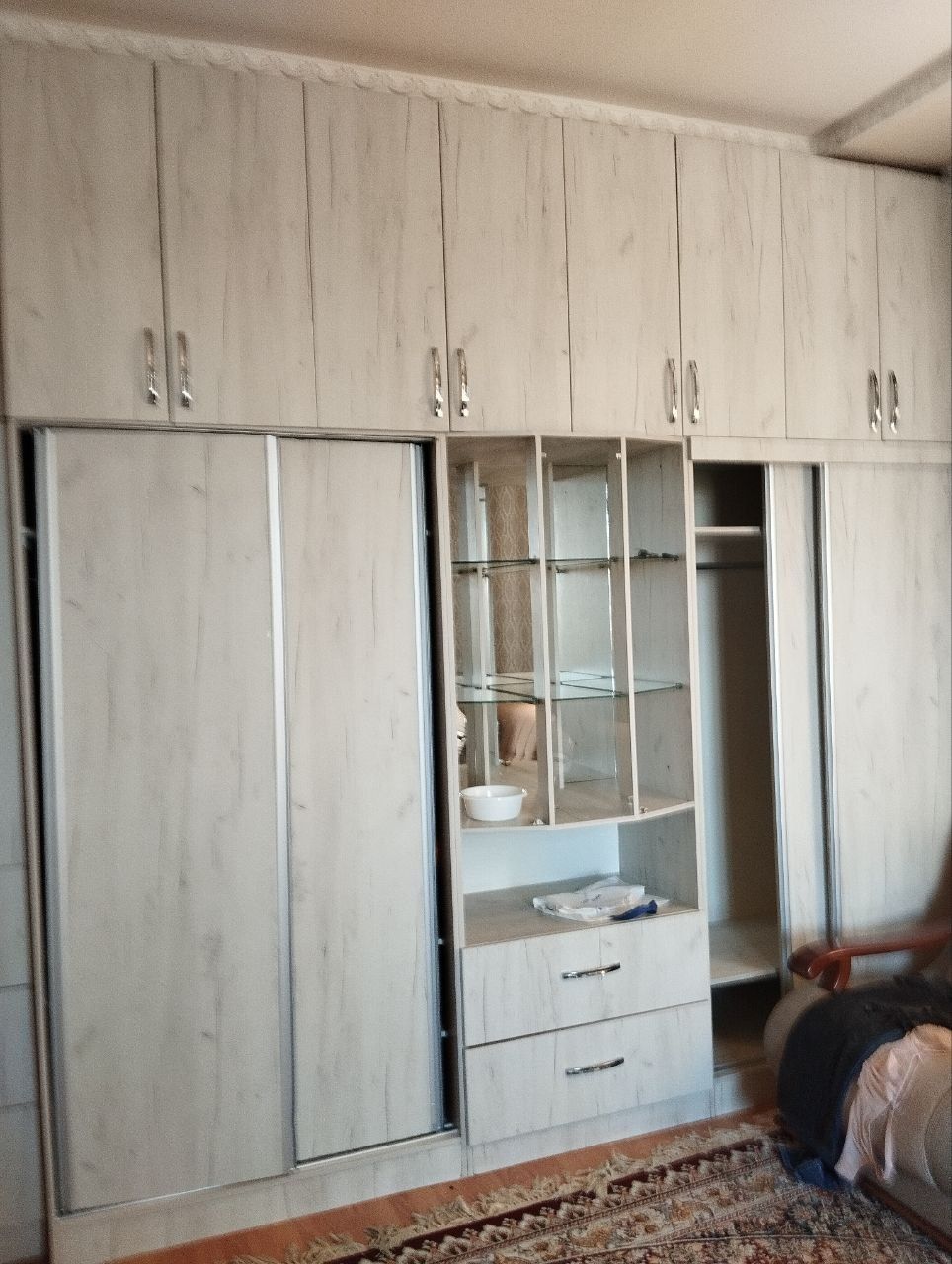 Mebel sotiladi srochno shkaf va divan