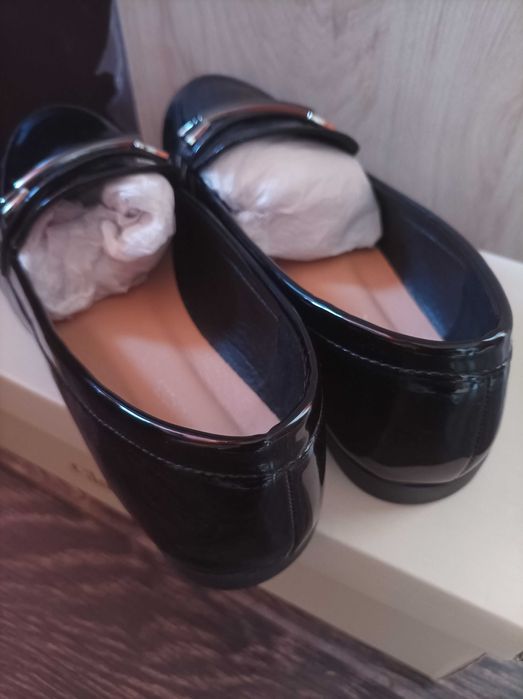 Нови лачени обувки