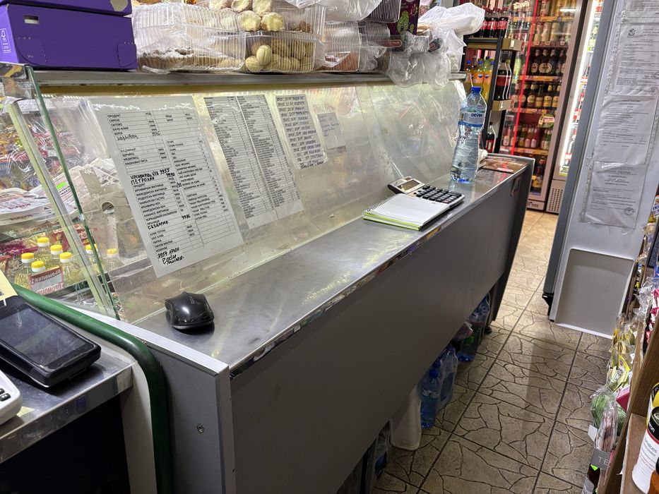 Продавам хладилна витрина и касов модул