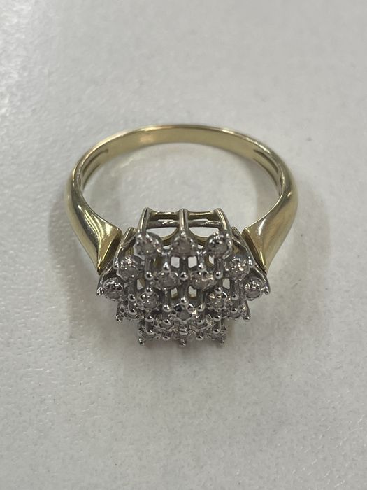 Продам кольцо с бриллиантами
