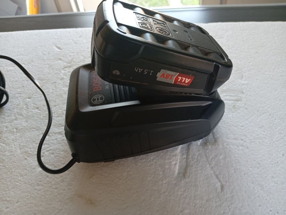 Încărcător și acumulator Bosch 18 v