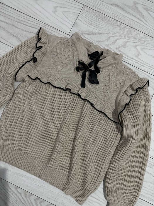 Pulover bej cu volane, detalii brodate si panglici negre, marimea S-M