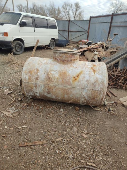 Бочка, емкость алюминиевую - 1 000л. В хорошем состоянии. Внутри чиста