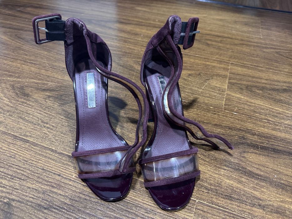 Босоножки на высоком каблуке