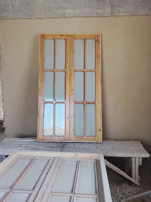 Ёгоч ромлар сотилади, 8та. Кесакиси янги килинган Хаммасини ойнаси бор