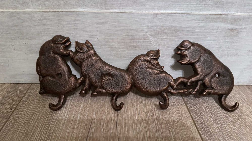 Чугунена закачалка– Веселите прасенца.