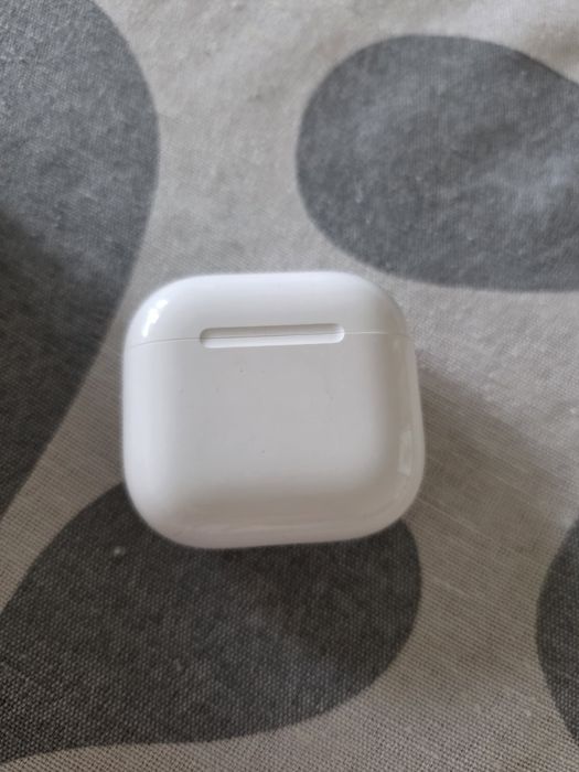 Apple AirPods 4 - нови