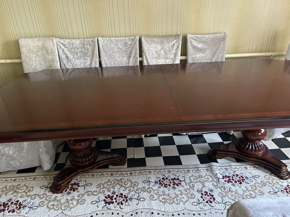 Продам стол в зал