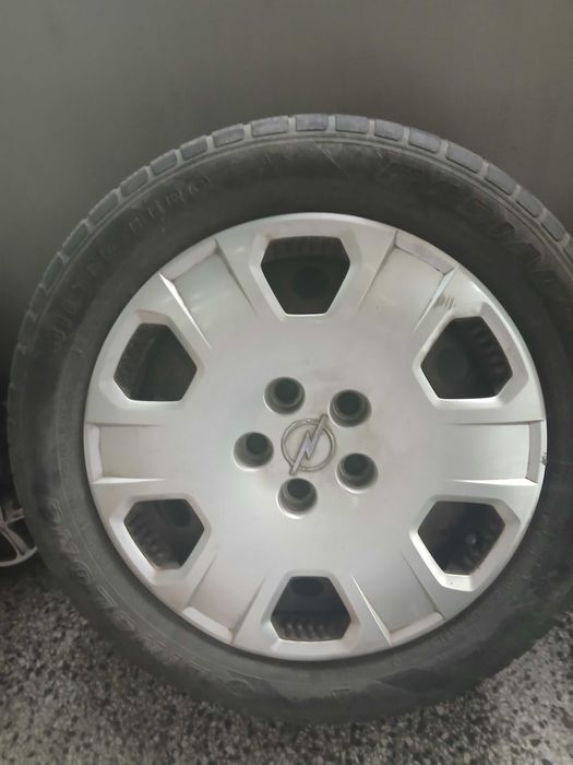 4 зимни гуми 205/55 R16 с джанти и тасове Opel