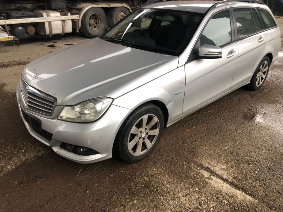 usa dreapta si piese mercedes C class w204 din dezmembrari