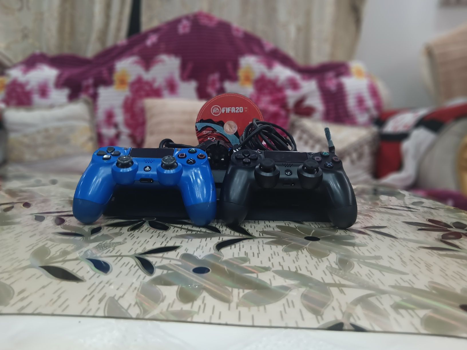 Vând ps 4 pro TB fără manete