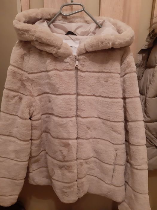 Бежаво пухкаво яке