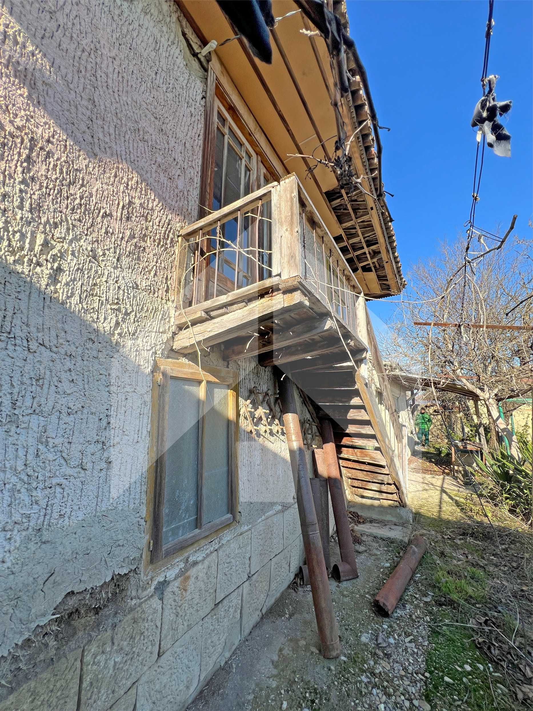 ПРОДАВА двуетажна селска КЪЩА с 1,7 ДКА двор в с. Мараш, обл. Шумен.