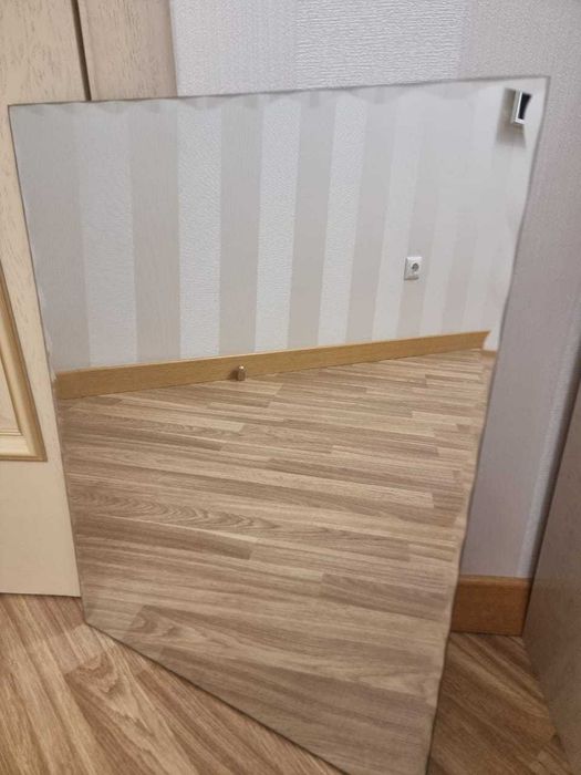 настенное зеркало