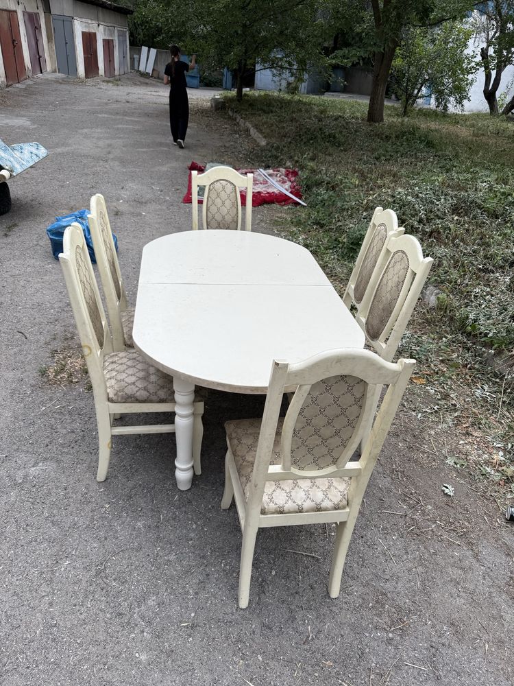 Стол со стулями