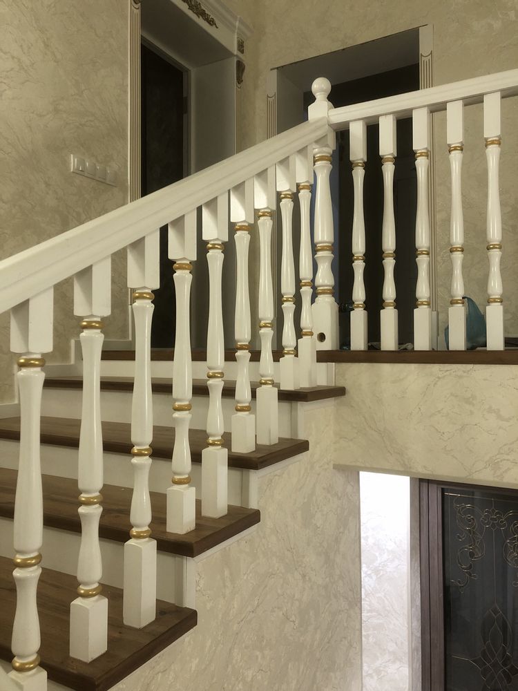 Eshik, zina va plyuntslarni ustanovka qilamiz