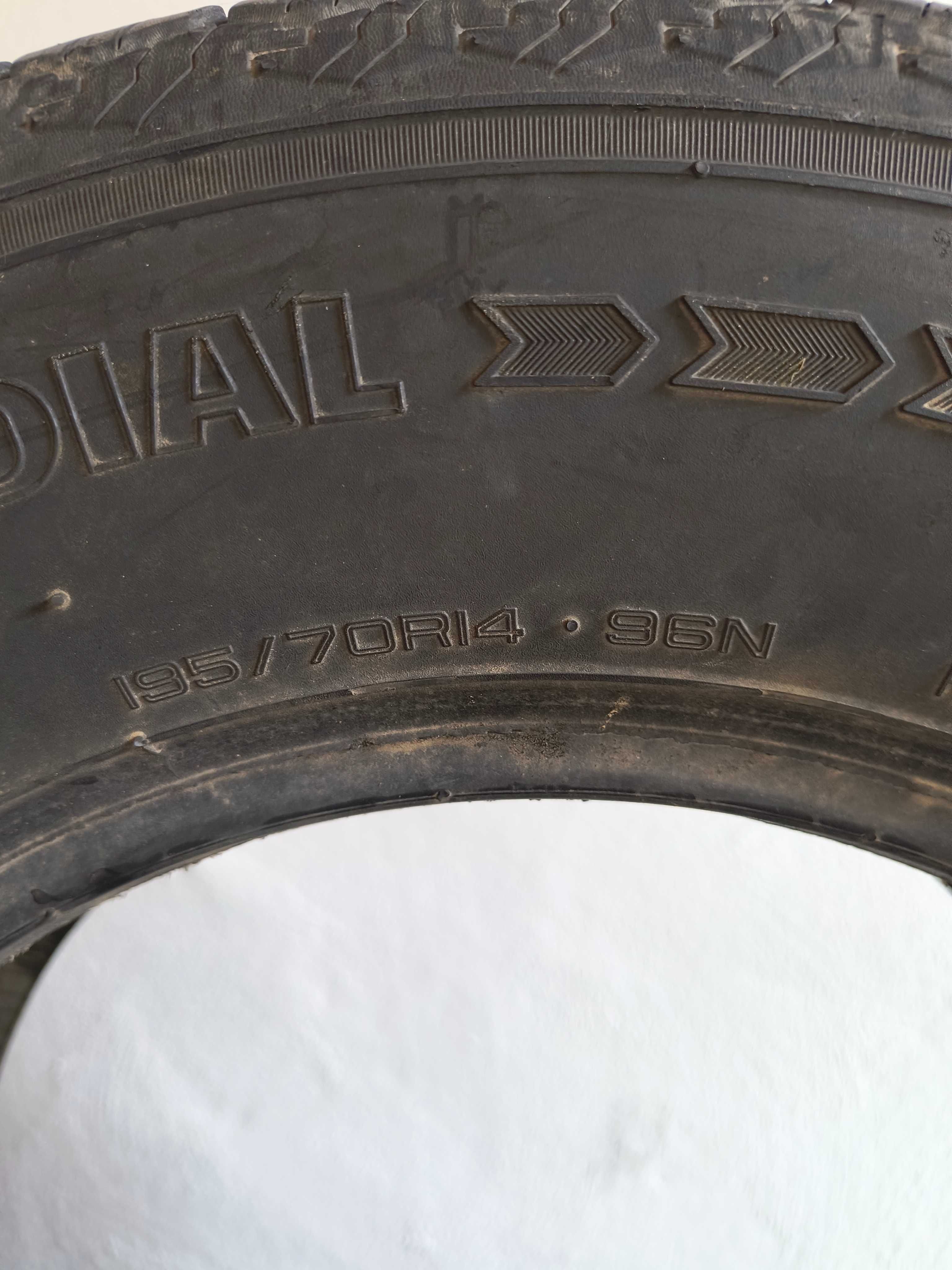Vând 4 cauciucuri 195/70 R14