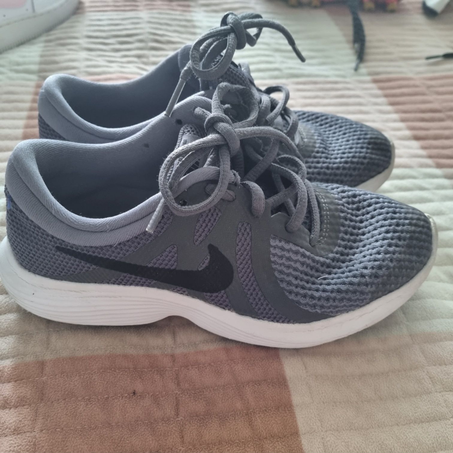 Adidasi nike,mărimea 35,5