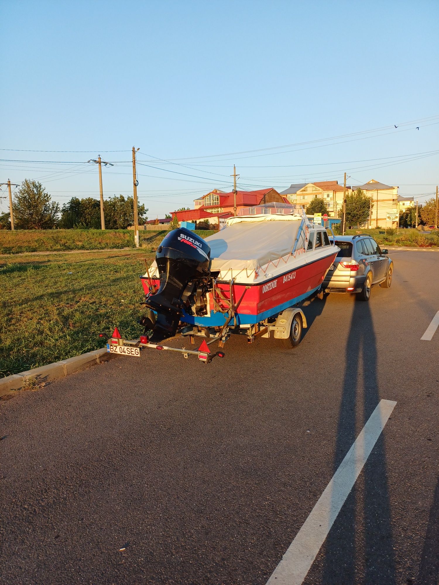 Barcă cabinată cu motor și peridoc