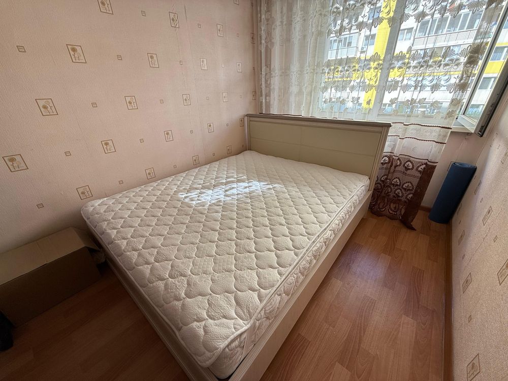 Кровать с матрасом в отличном состоянии