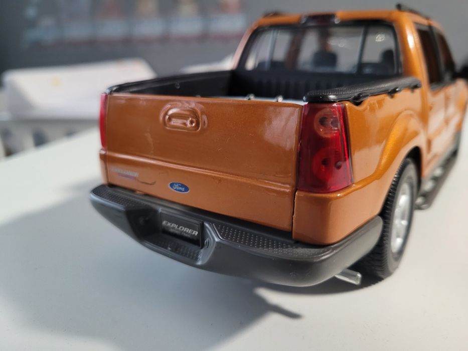 Ford Explorer Sport Trac Orange Maisto модел 1/18 

Отваря