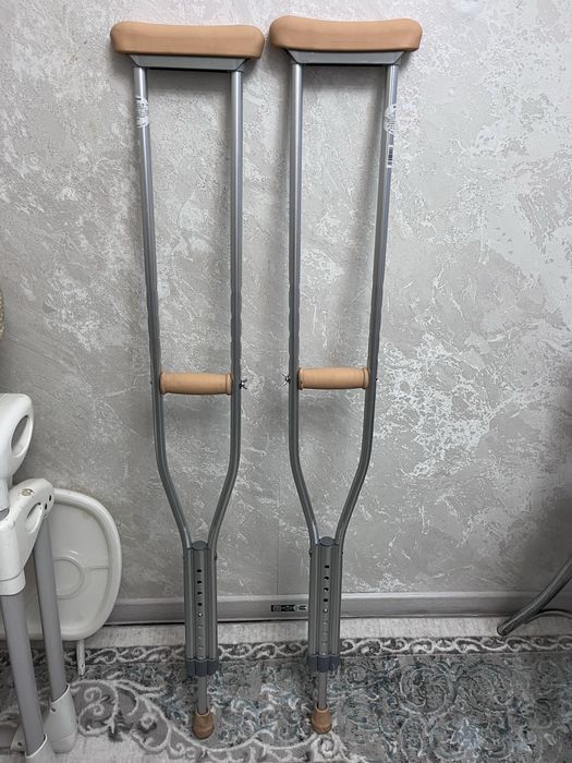 Продам новые  кастыли и наколеник