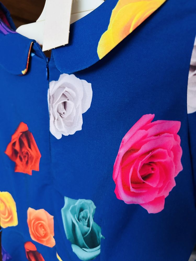 Rochie albastra cu trandafiri