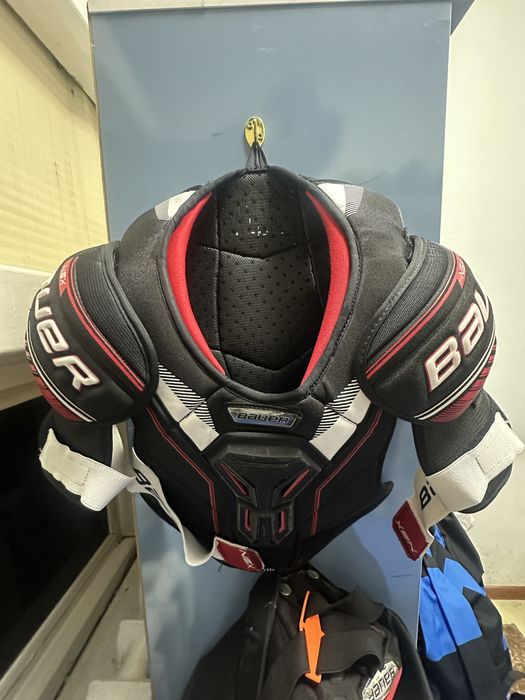 Продам хоккейные шорты и нагрудник