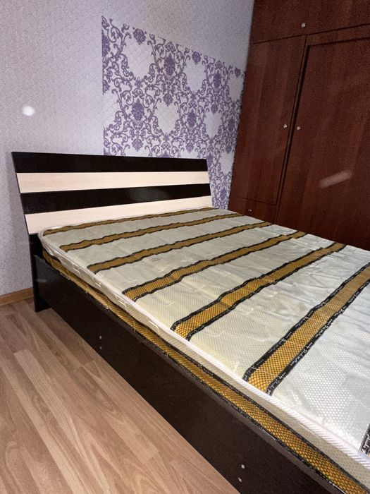 Продаю кровать двуспалку с матрасом
