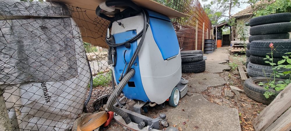 Акумулаторна машина за почистване на под