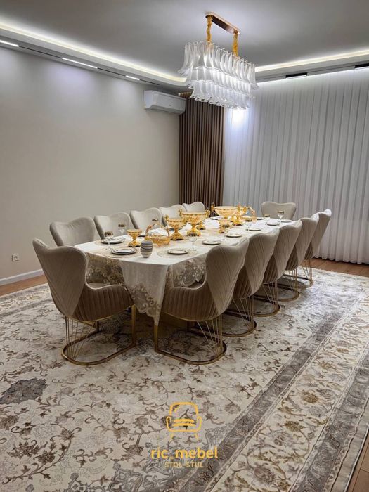 Zal uchun mojalangan stol stul