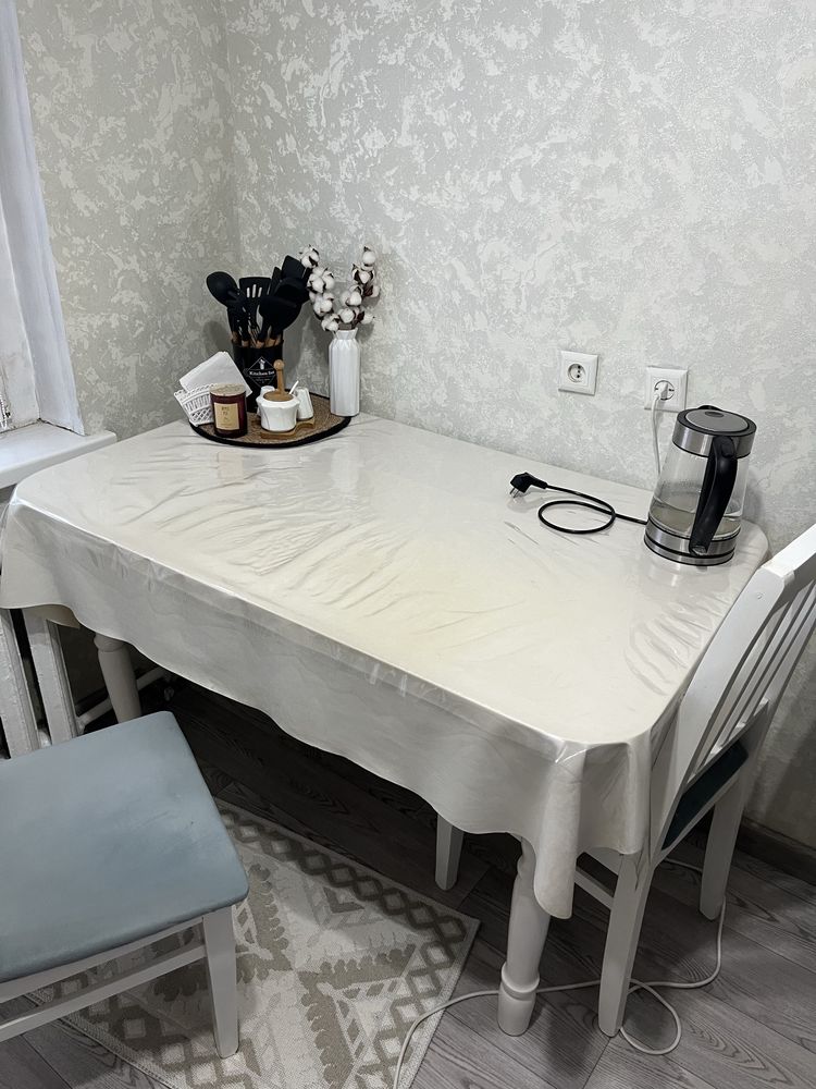 продам раздвижной стол и четыре стула