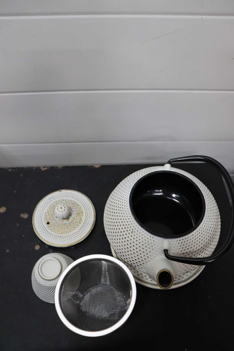 Комплект за чай Echtwerk от чугун, чайник 0.8л подвижна цедка, 1 ЧАША!