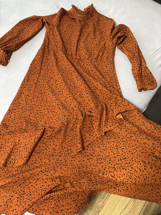 Rochie midi culoarea toamnei -aramiu, marime 38, cu volanase