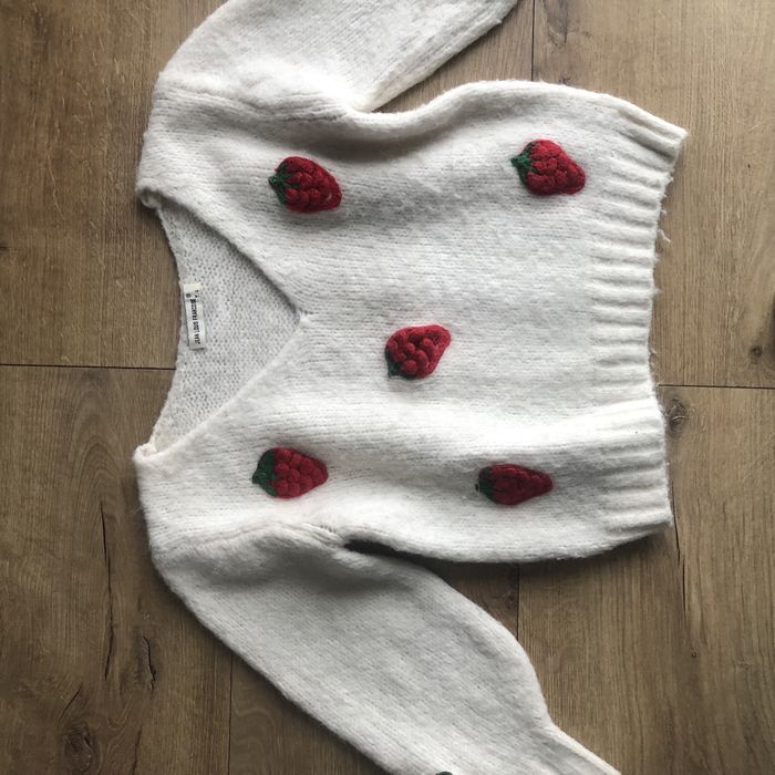 Пуловер с ягоди