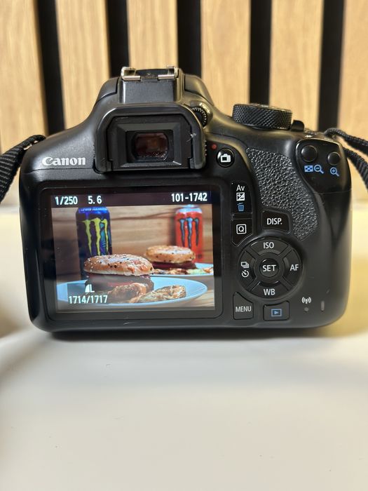 Aparat foto DSLR Canon EOS 1300D + 2 obiective (18–55mm & 50mm)