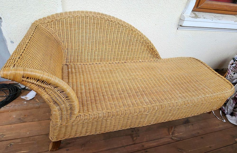 Продавам ратаново кресло и диван.