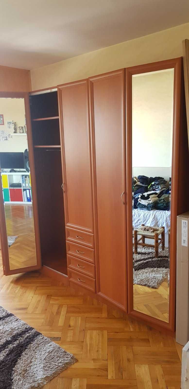 Продава се пет крилен гардероб