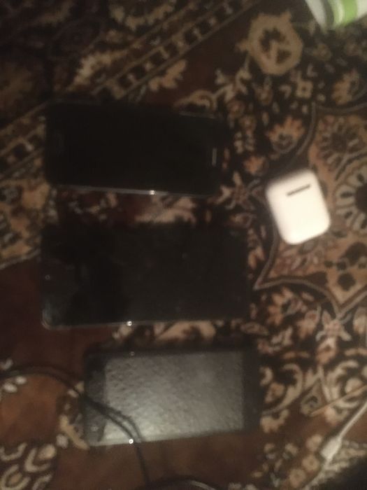 Продам телефоны на запчасти и аирподы рабочие