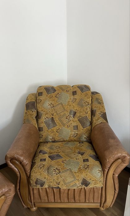 Canapea extensibila cu 2 fotolii.