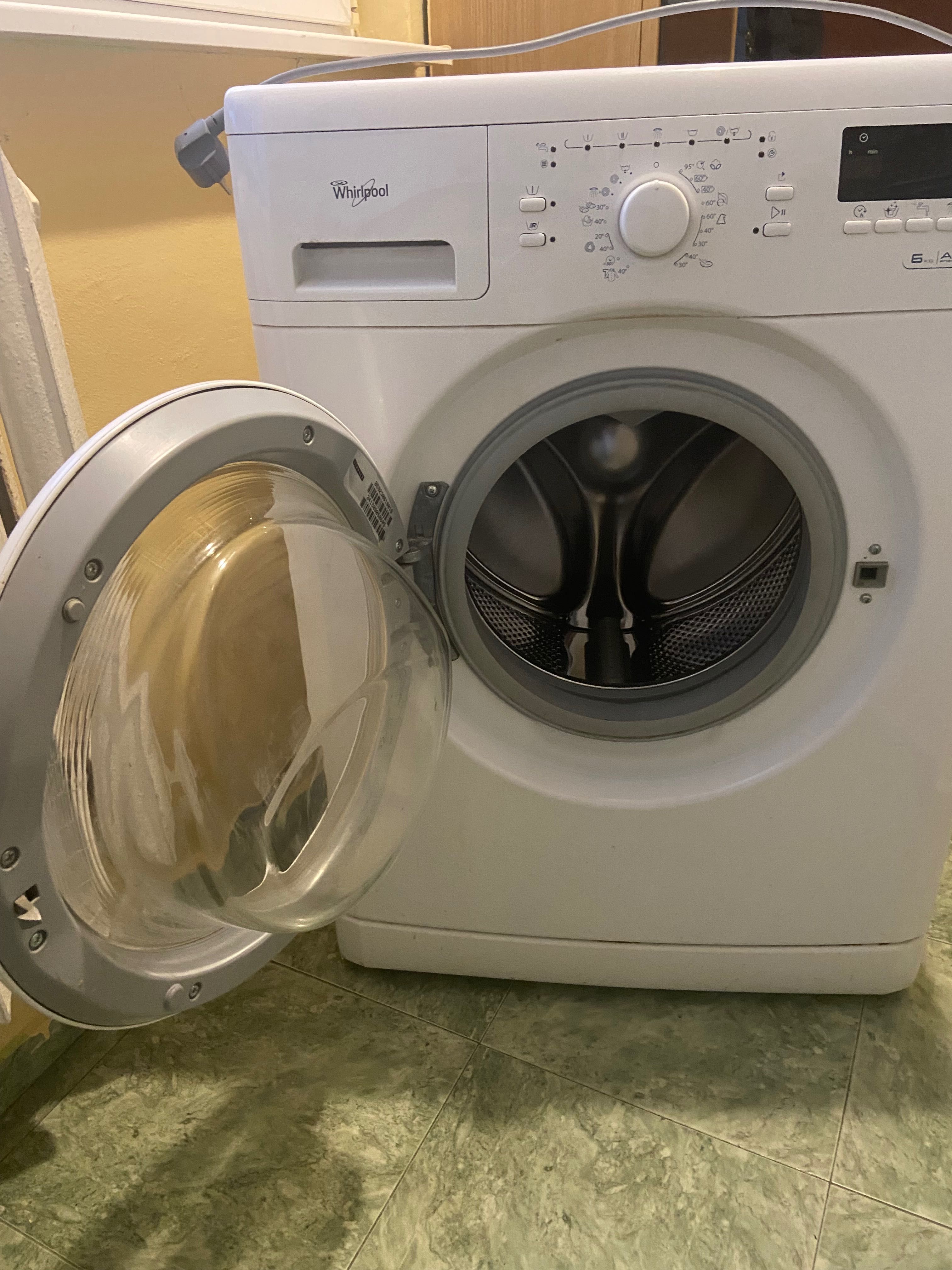Продавам пералня Whirlpool